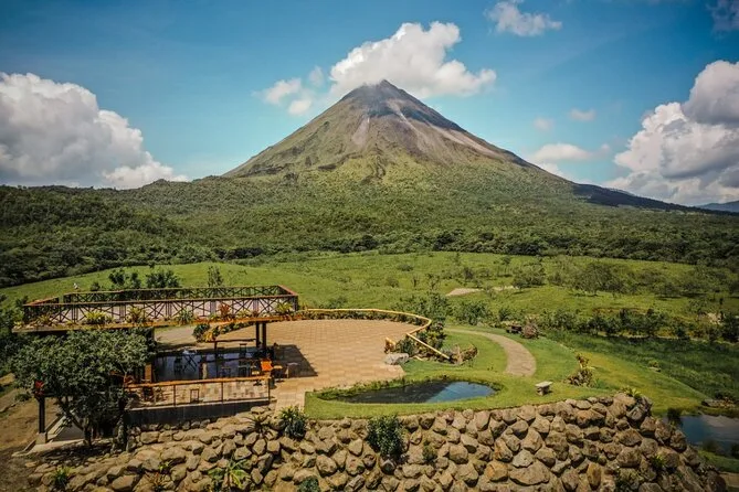 Vue aérienne des plaines au pied du volcan Arenal