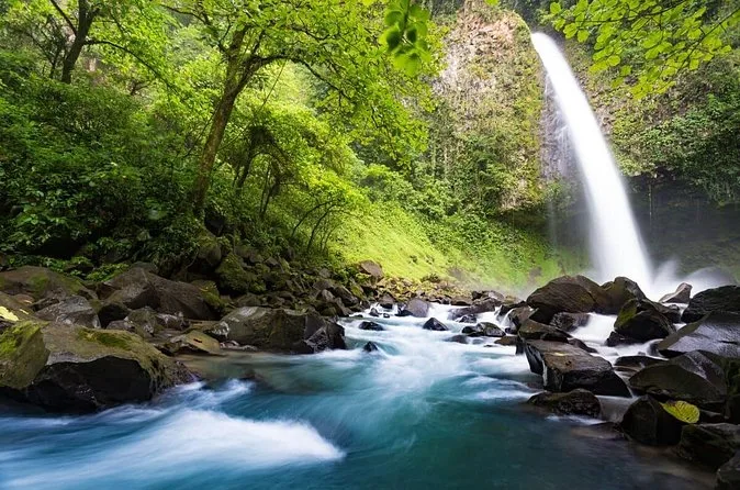 La Fortuna Waterfall dropping into the forest