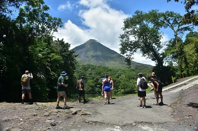 Randonneurs sur un sentier en direction du volcan Arenal