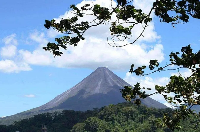 Le volcan Arenal sous un ciel bleu